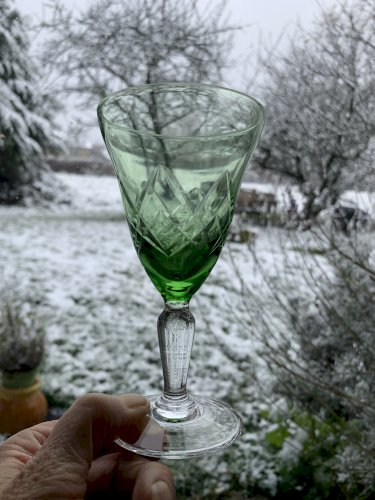 Cinq verres à vin anciens ciselés