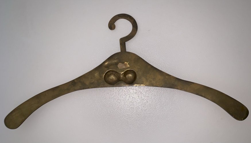 cintre porte manteau période art déco en laiton motif en relief de roses