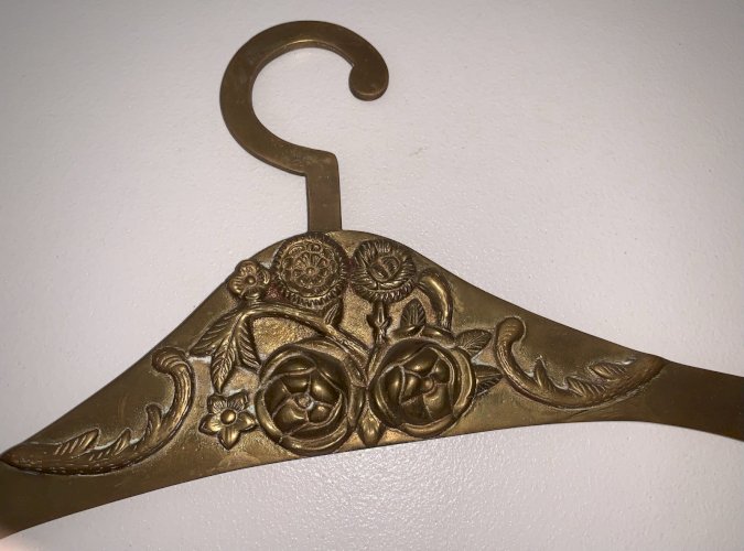 cintre porte manteau période art déco en laiton motif en relief de roses