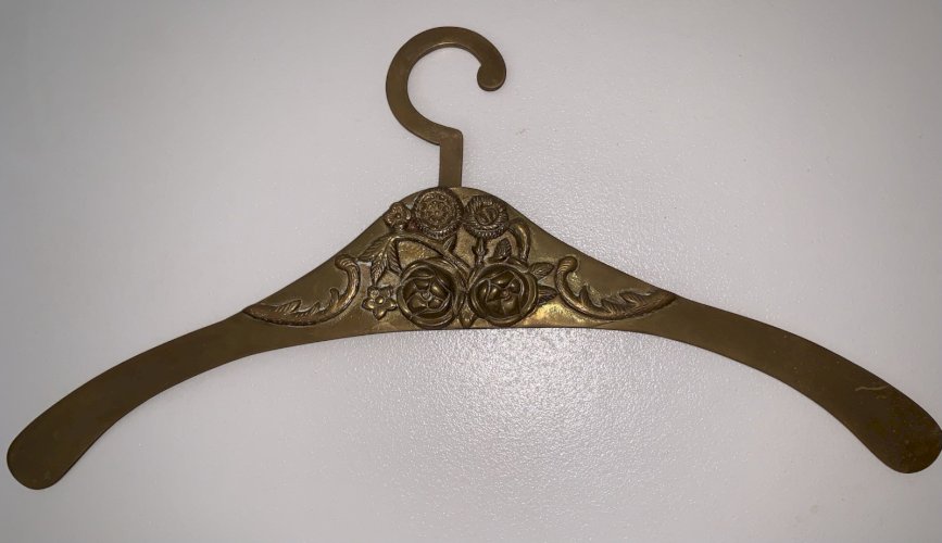 cintre porte manteau période art déco en laiton motif en relief de roses