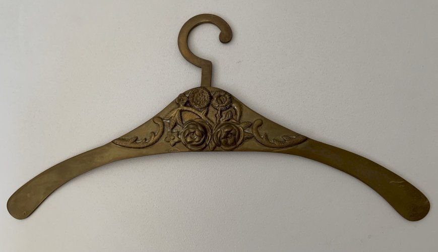 cintre porte manteau période art déco en laiton motif en relief de roses