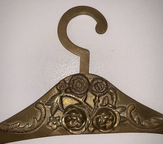 cintre porte manteau période art déco en laiton motif en relief de roses