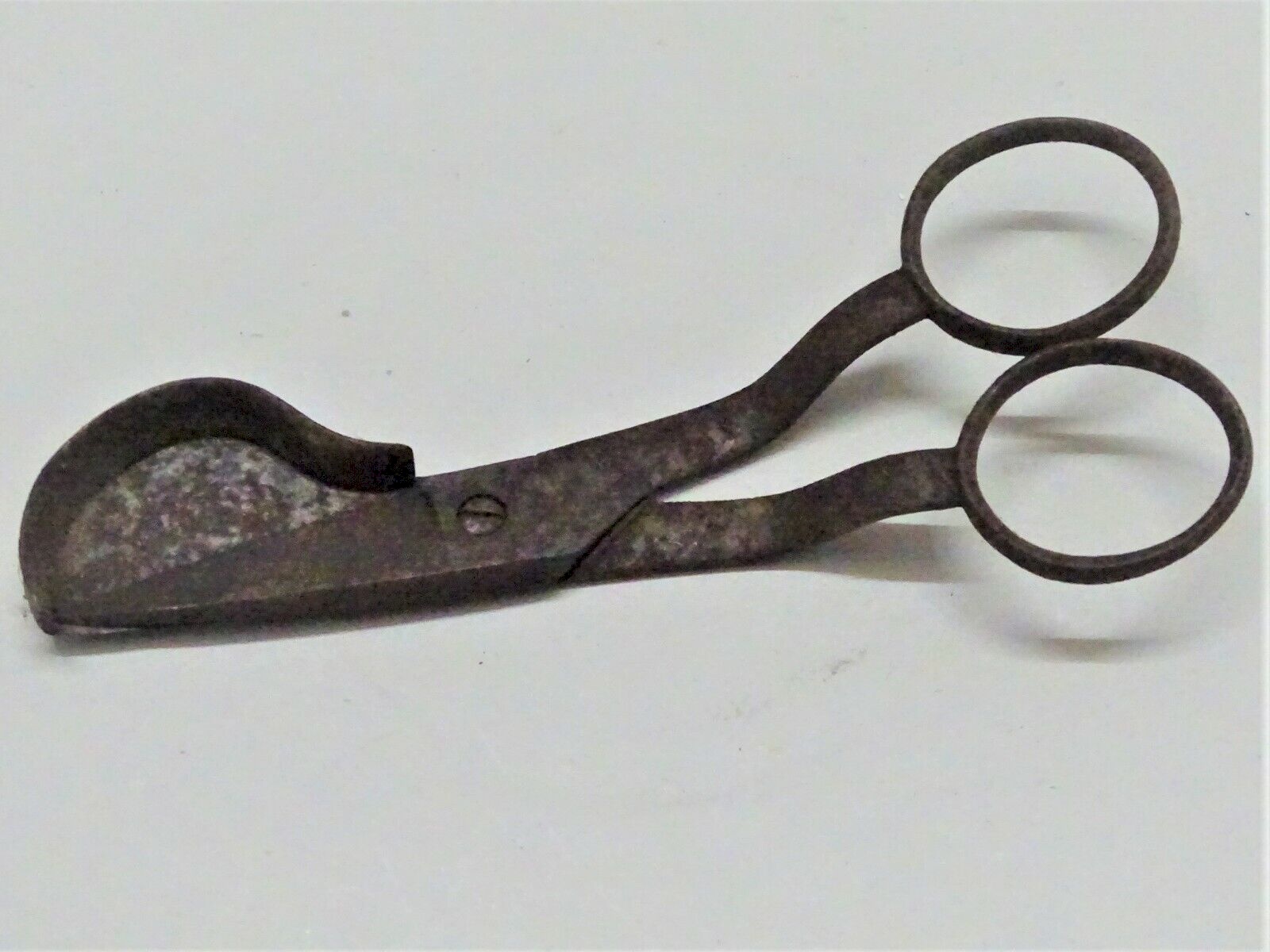 Lot De 4 Paires De Ciseaux Anciens En Métal + 1 Coupe-choux - Occasion - Outils Vintage Coiffure Ou Couture