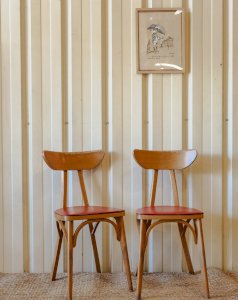 Claude, la chaise bistro en bois et simili cuir rouge N°985