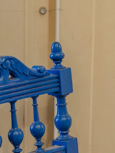 Claude, la chaise bleue en bois N°983