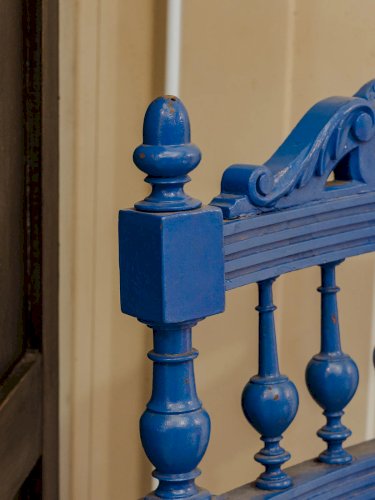 Claude, la chaise bleue en bois N°983