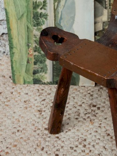 Claude, la chaise brutaliste en bois N°736