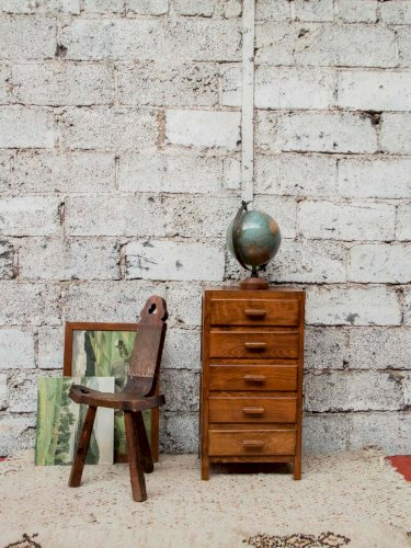 Claude, la chaise brutaliste en bois N°736