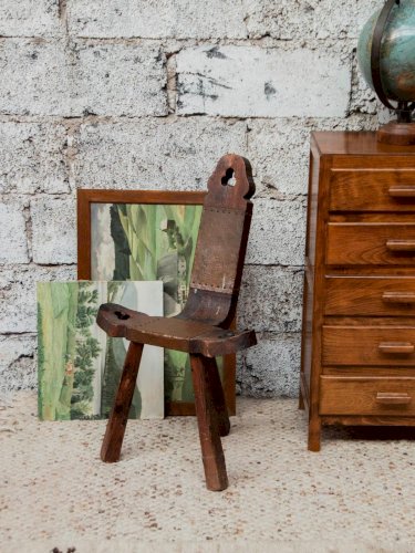 Claude, la chaise brutaliste en bois N°736