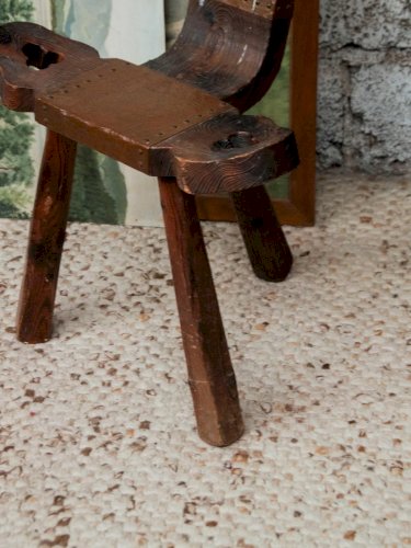 Claude, la chaise brutaliste en bois N°736