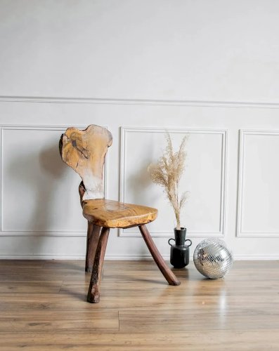 Claude, la chaise brutaliste en bois N°865