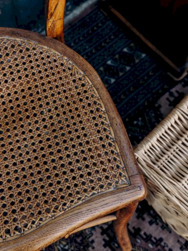 Claude, la chaise cannée en bois N°403