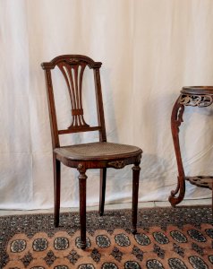 Claude, la chaise cannée en bois N°810