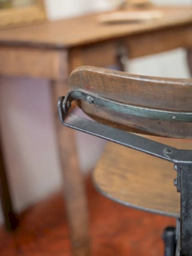 Claude, la chaise d'atelier en bois N°717