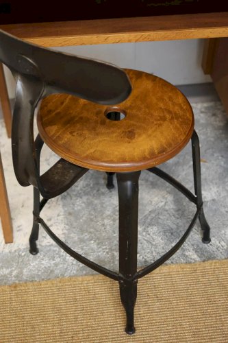 Claude, la chaise d'atelier en métal et bois N°890