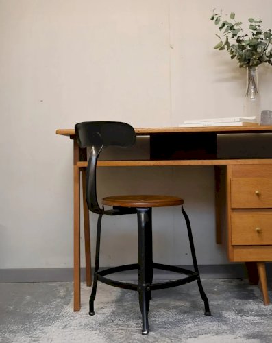 Claude, la chaise d'atelier en métal et bois N°890