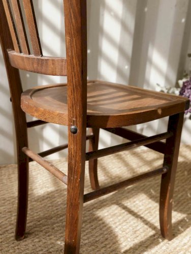 Claude, la chaise en bois N°686