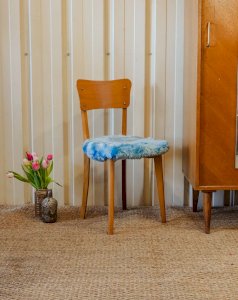 Claude, la chaise en fausse fourrure bleue N°1022