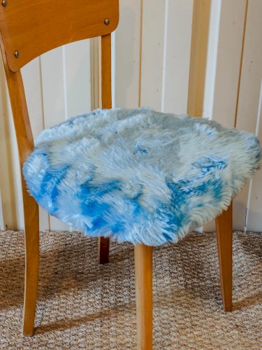 Claude, la chaise en fausse fourrure bleue N°1022