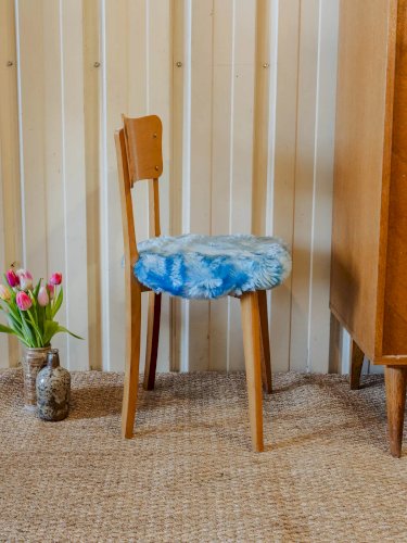 Claude, la chaise en fausse fourrure bleue N°1022