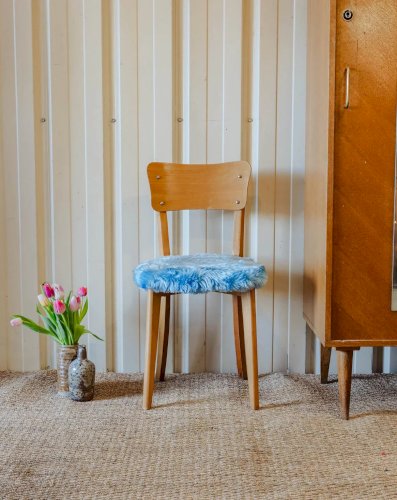 Claude, la chaise en fausse fourrure bleue N°1022