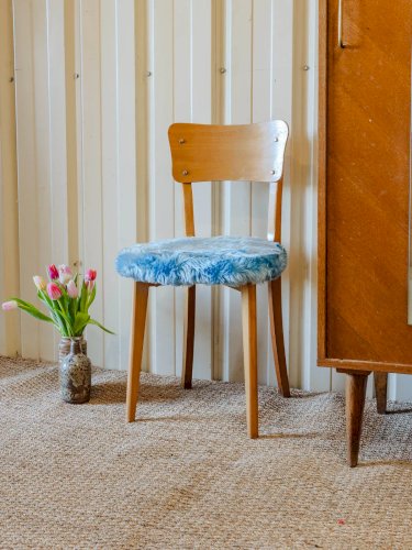 Claude, la chaise en fausse fourrure bleue N°1022