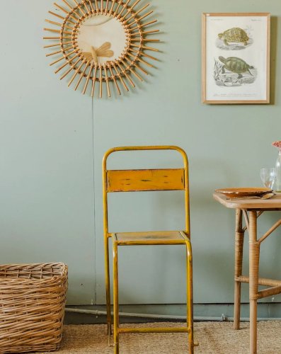 Claude, la chaise en métal jaune N°859