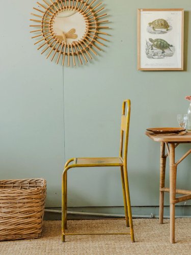 Claude, la chaise en métal jaune N°859