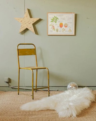 Claude, la chaise en métal jaune N°860