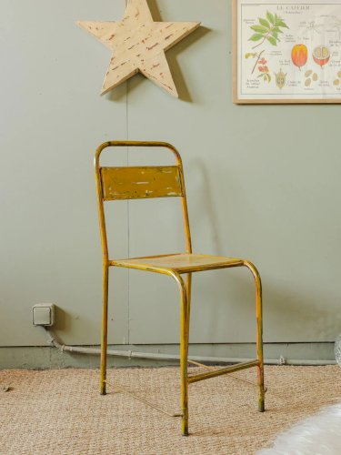 Claude, la chaise en métal jaune N°860