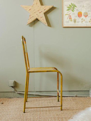 Claude, la chaise en métal jaune N°860