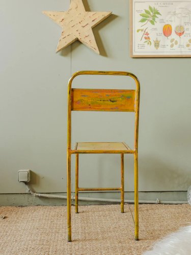 Claude, la chaise en métal jaune N°860