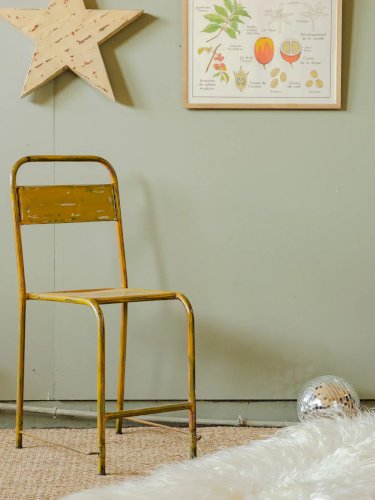 Claude, la chaise en métal jaune N°860