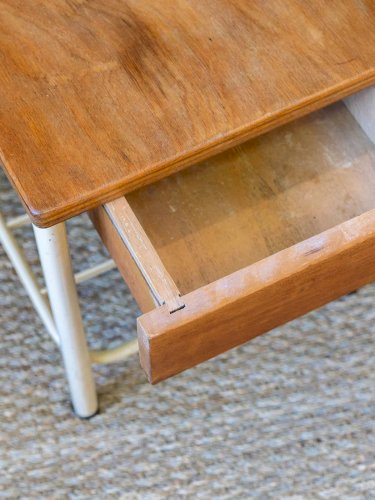 Claude, la chaise en métal N°867