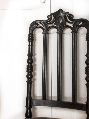 Claude, la chaise noire N°243