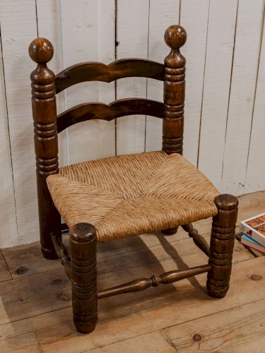Claude, la paire de chaises basses en bois N°936