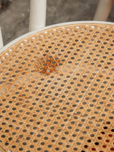 Claude, la paire de chaises cannée N°648