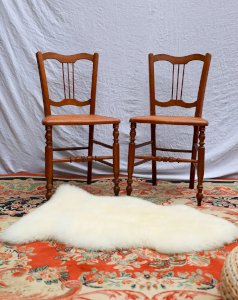 Claude, la paire de chaises cannées en bois N°918