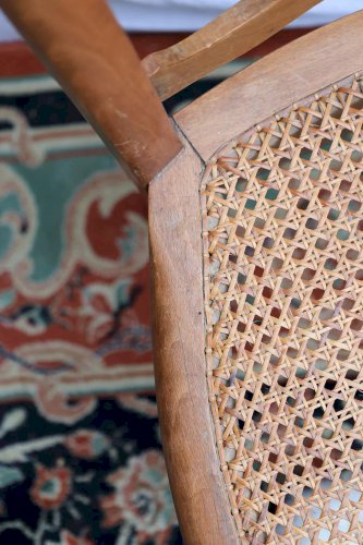 Claude, la paire de chaises cannées en bois N°918