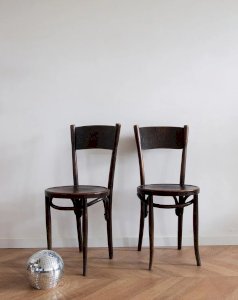 Claude, the pair of wooden chairs No. 660