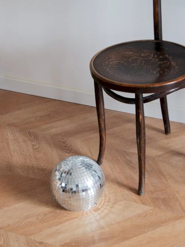 Claude, la paire de chaises en bois N°660