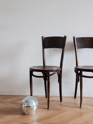 Claude, la paire de chaises en bois N°660