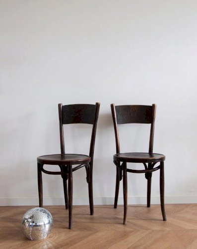 Claude, la paire de chaises en bois N°660