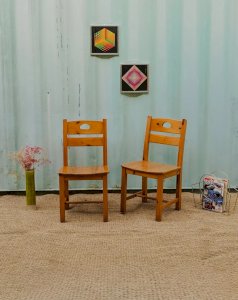 Claude, the pair of wooden chairs No. 852