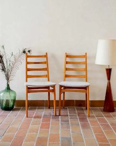 Claude, the pair of wooden chairs No. 866