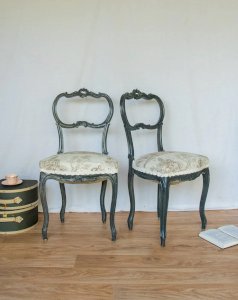 Claude, the pair of wooden chairs No. 883