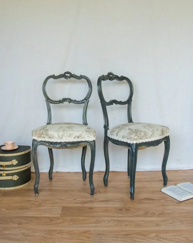 Claude, la paire de chaises en bois N°883