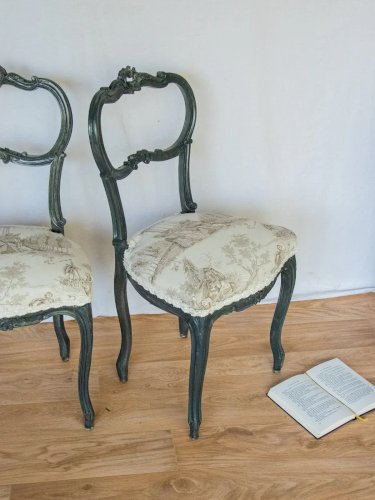 Claude, la paire de chaises en bois N°883