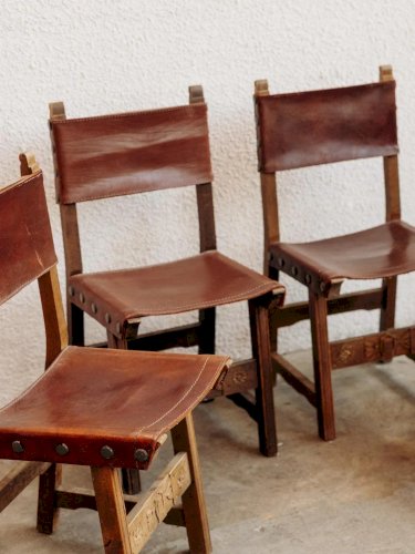 Claude, le lot de deux chaises en bois N°596