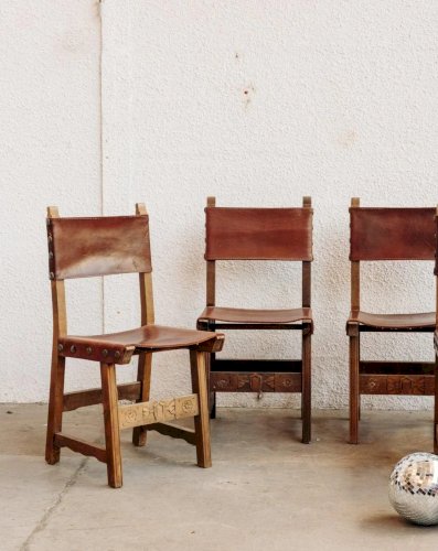 Claude, le lot de deux chaises en bois N°596